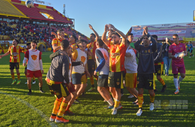 Sarmiento lo ganó con el tiro del final ante Juventud Unida y llegó a la punta