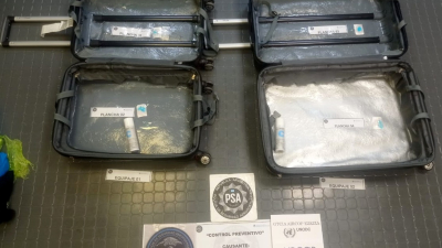 Llevaba 24 kilos de droga en el doble fondo de una valija