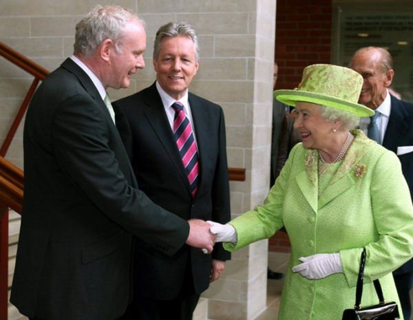 En 2011 realizó una visita de Estado a Irlanda, donde estrechó la mano de Martin McGuinness, líder del partido nacionalista Sinn Fein y excomandante del IRA. A la muerte de la reina, los “problemas” con la frontera irlandesa están nuevamente en puerta.