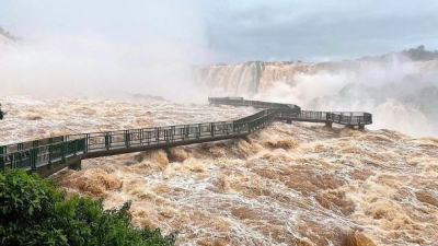 Cataratas cerradas por la impactante crecida del río Iguazú
