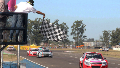 El Top Race comienza su show con entrenamientos de alto voltaje