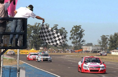 El Top Race comienza su show con entrenamientos de alto voltaje