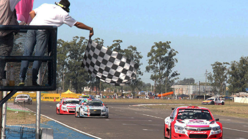 El Top Race comienza su show con entrenamientos de alto voltaje
