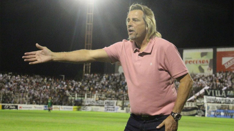 Cravero dejó de ser el DT de Chaco For Ever