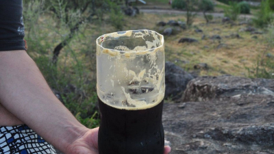 Volcó un camión de Coca Cola en la misma rotonda que una camioneta de fernet