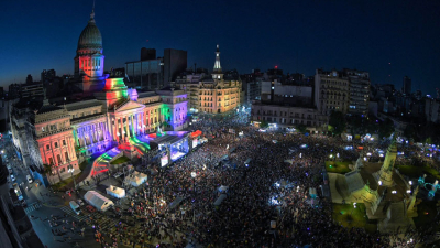 El Congreso se iluminó con los colores de la bandera LGBTIQ+