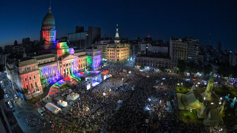 El Congreso se iluminó con los colores de la bandera LGBTIQ+