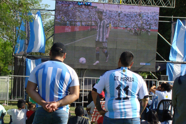Cómo se vivió el debut y derrota de Argentina en uno de los puntos de encuentro