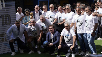 Los campeones mundiales del 78 y el 86 homenajearon a Diego