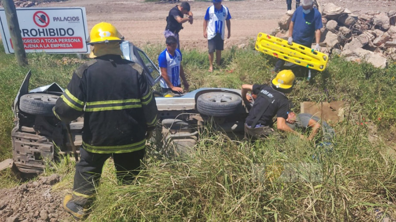 Murió el conductor de un auto en un vuelco y su madre sufrió varias fracturas