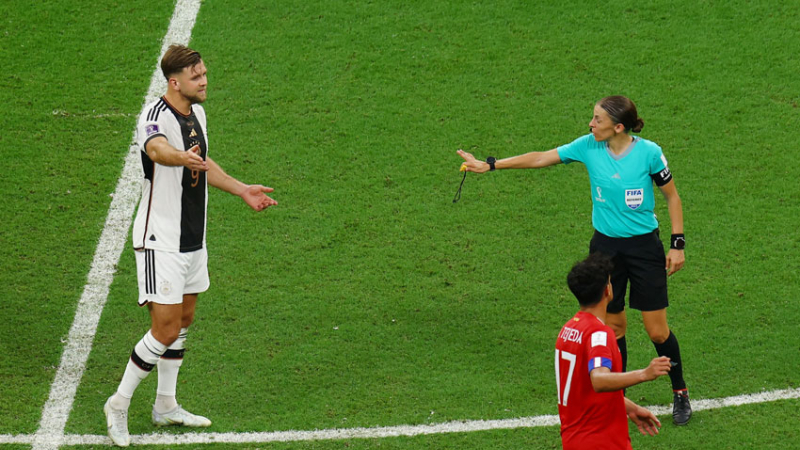 Histórico: Stephanie Frappart se convirtió en la primera mujer en arbitrar un partido masculino de Mundial