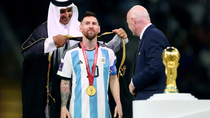 El ‘bisht‘ que usó Messi para levantar la Copa del Mundo