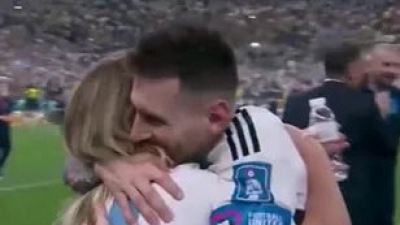 "La ama": quién es la mujer que entró a la cancha en medio de los festejos y abrazó a Messi
