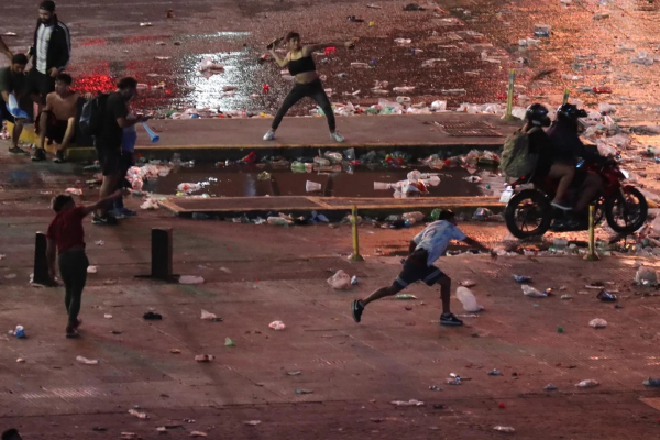 Los manifestantes arrojaron botellas y piedras contra la Policía.