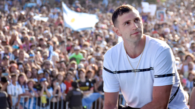 "Dibu" Martínez llegó a Mar del Plata: "Mi sueño era traerle el título a mi ciudad"