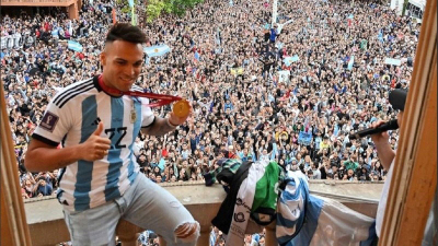 Lautaro Martínez fue recibido por una multitud en Bahía Blanca