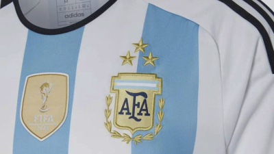 En pocas horas se agotó la camiseta con las tres estrellas y el parche de campeón