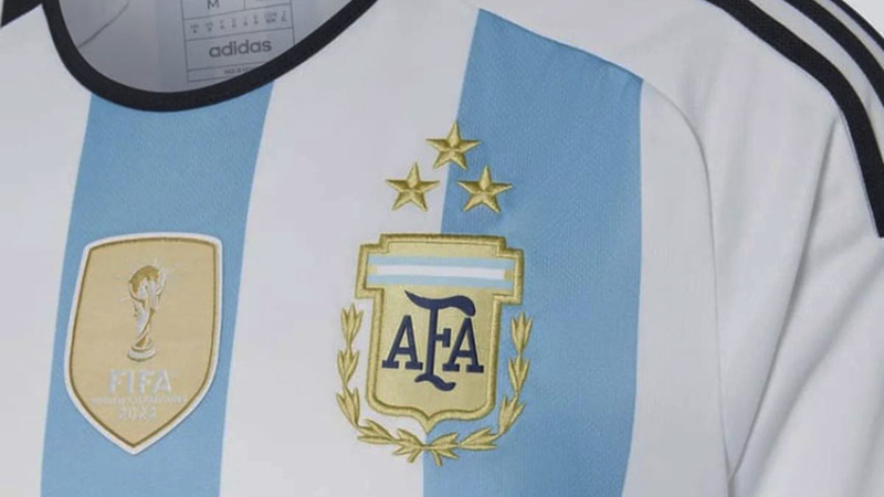 En pocas horas se agotó la camiseta con las tres estrellas y el parche de campeón