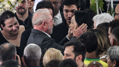 El presidente Lula despide a Pelé en la cancha de Santos y dice que fue "incomparable"