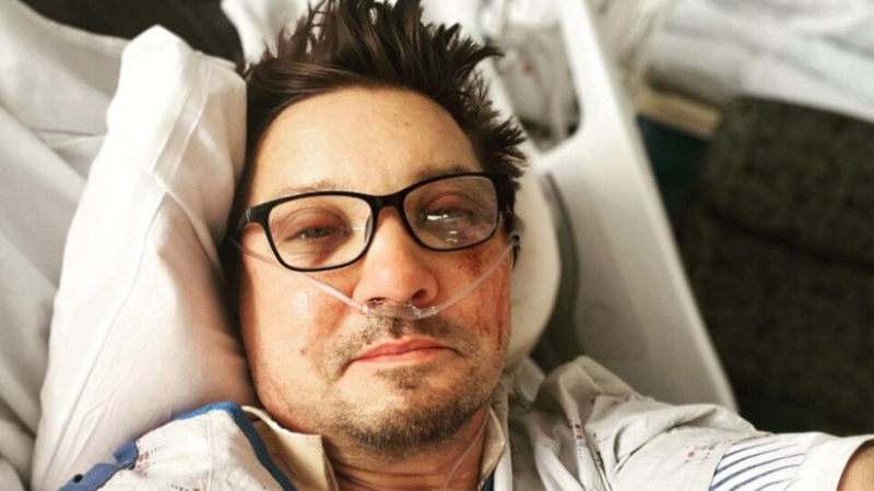 Jeremy Renner, actor de "Avengers", publicó una foto desde el hospital y contó cómo está