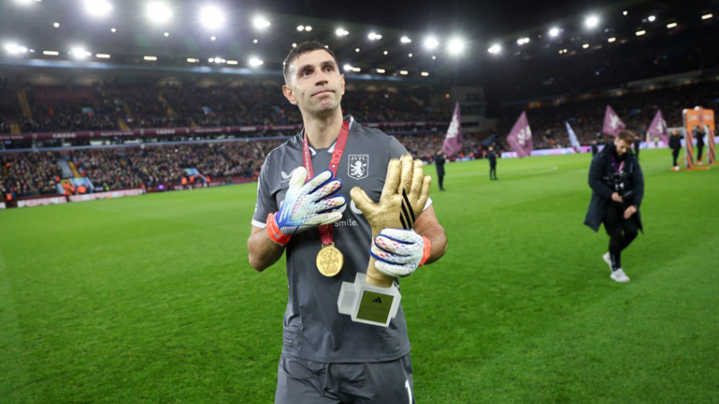 ‘Dibu‘ Martínez fue ovacionado en el empate del Aston Villa