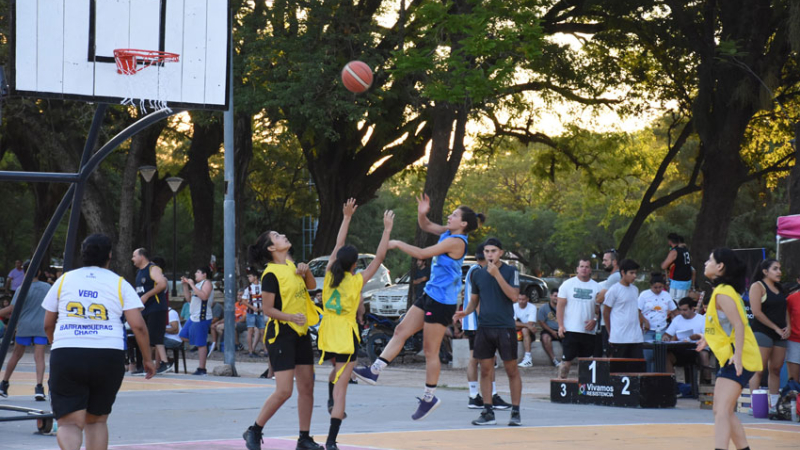 El básquetbol 3x3 tuvo su fiesta en el Parque 2 de Febrero