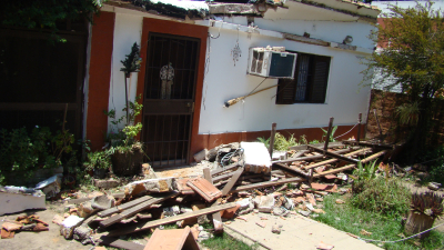 Camiones arrastraron cables y en su paso se llevaron la galería de una casa