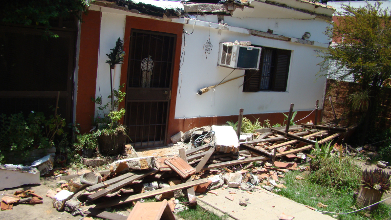 Camiones arrastraron cables y en su paso se llevaron la galería de una casa