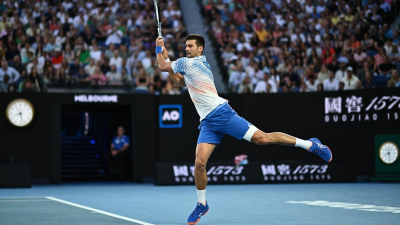 Djokovic está en cuartos de final de Australia tras arrasar a la esperanza local