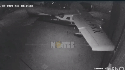 Antes de despegar, los ladrones chocaron el avión dentro del hangar