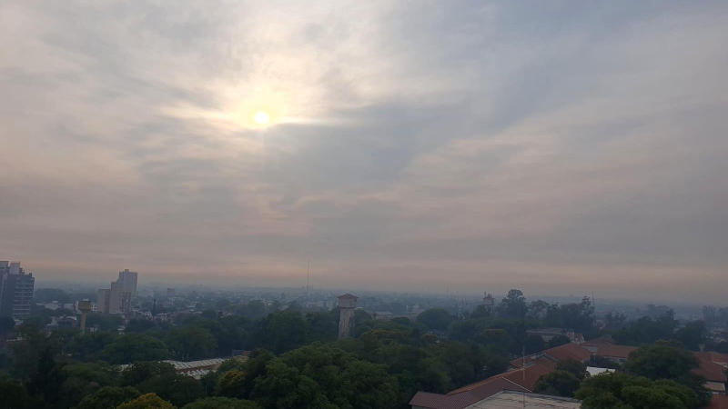 Resistencia nuevamente amaneció con humo por los incendios forestales de Corrientes