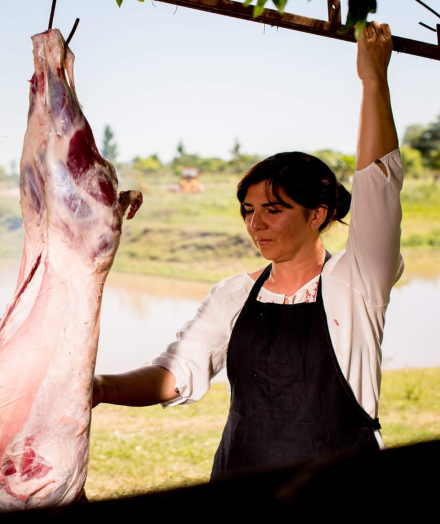 Alina faena un chivo.jpg