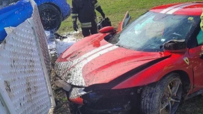 Destrozaron dos Ferrari al estrellarse contra un muro