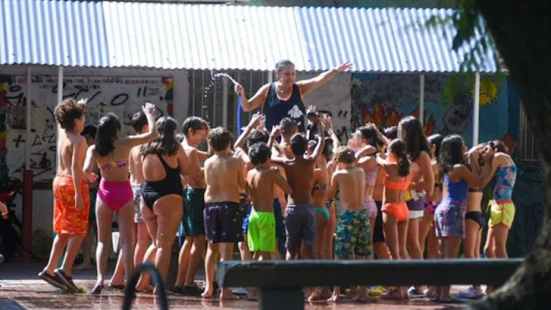 Alumnos de una escuela santafecina van a clases en malla y se refrescan con una manguera en el recreo
