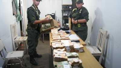 Decomisaron 31 millones de pesos que eran transportados en cajas de encomiendas