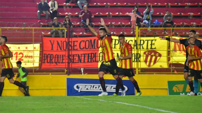 Sarmiento metió cuarta y sigue arriba