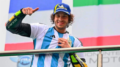 Bezzecchi, en modo Messi y bajo la lluvia, cantó su primera victoria