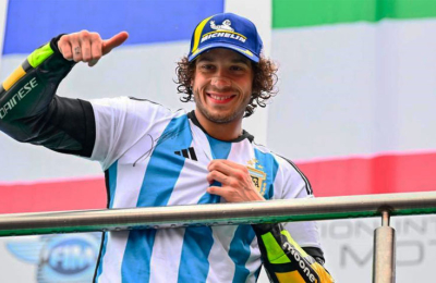 Bezzecchi, en modo Messi y bajo la lluvia, cantó su primera victoria