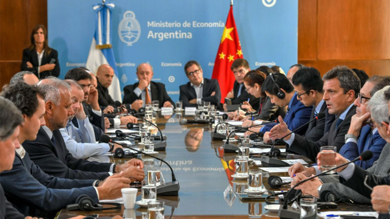 Argentina deja de pagar importaciones en dólares y pasa a yuanes