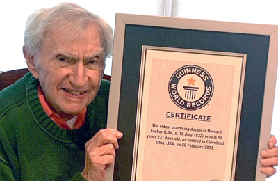 El médico más longevo del mundo da su receta para vivir mucho y bien