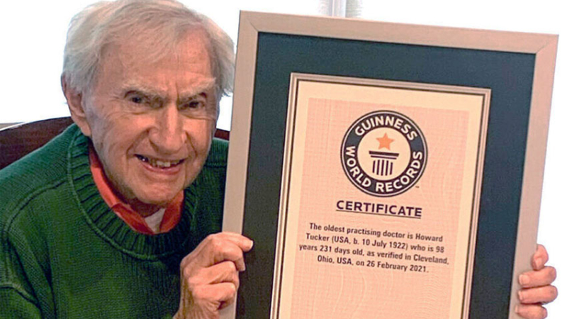 El médico más longevo del mundo da su receta para vivir mucho y bien