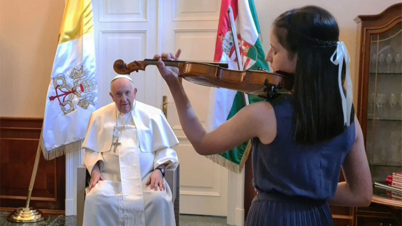 Una violinista argentina emocionó al papa Francisco en Praga