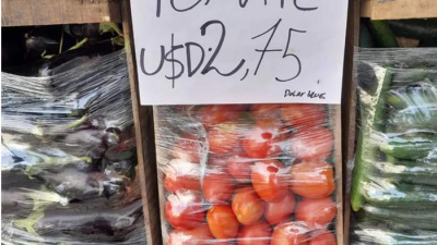 Una verdulería puso el precio de los tomates al valor del dólar blue