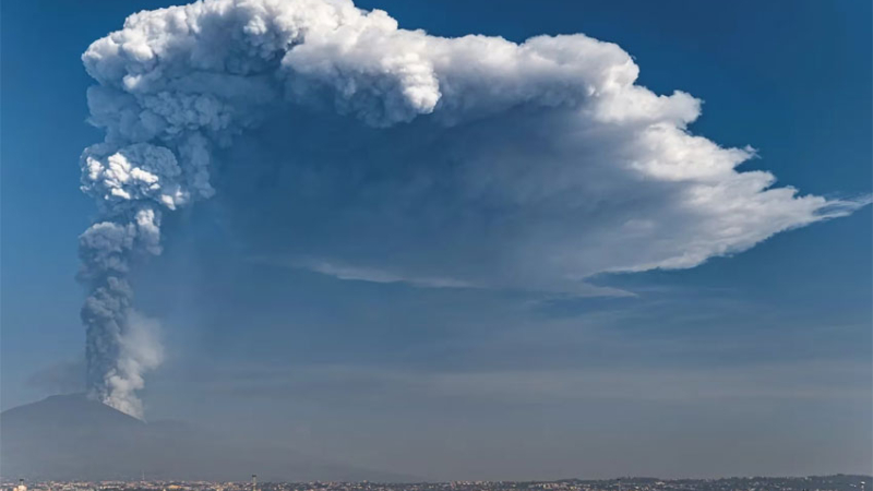 El Etna entró en erupción y cerró el aeropuerto de Catania