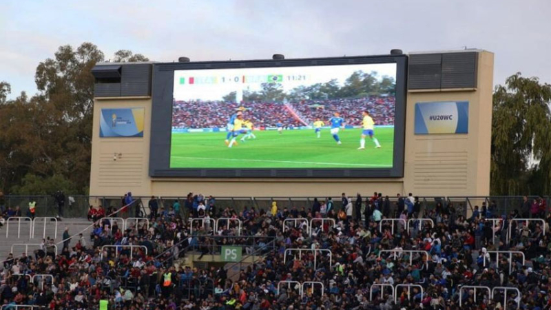 Indignación: taparon carteles de las Islas Malvinas y la bandera en el estadio de Mendoza