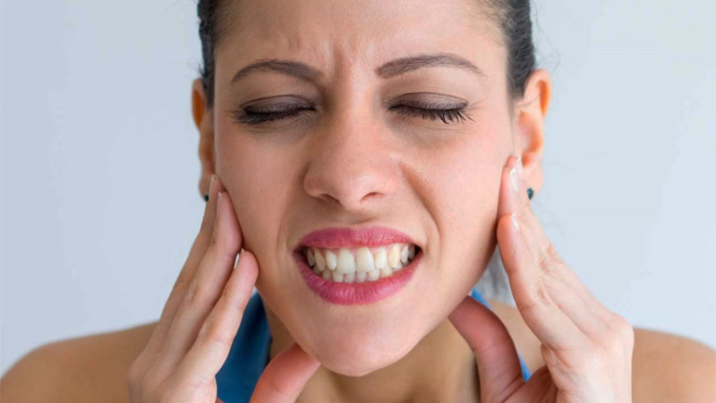 Dientes apretados: de qué se trata el bruxismo y qué síntomas considerar