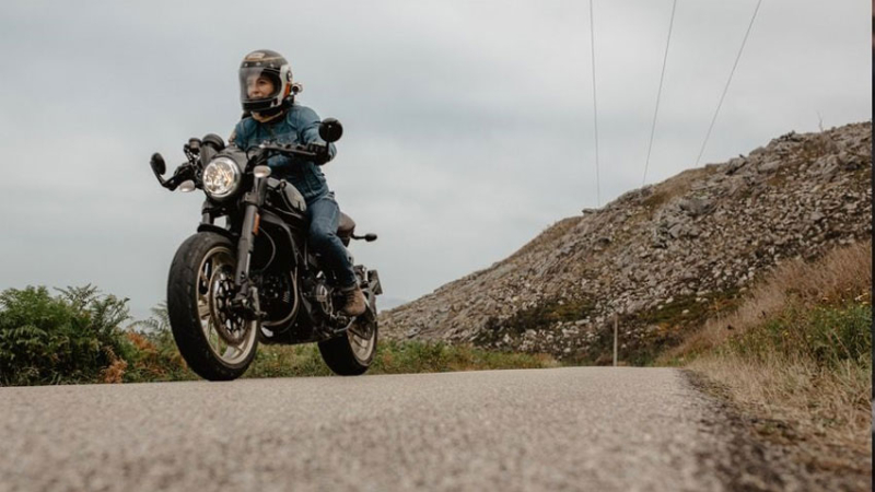 360 grados: una mujer, una moto y el mundo
