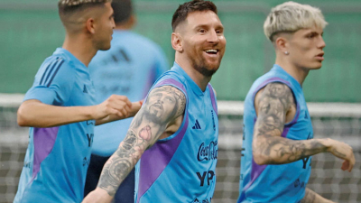 Los campeones del mundo enfrentan a Australia en estadio colmado