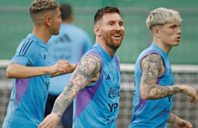 Los campeones del mundo enfrentan a Australia en estadio colmado