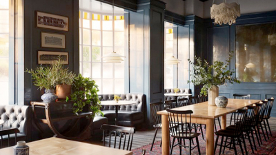 Estilo bohemio y vintage en este hotel decorado con miles de revistas National Geographic